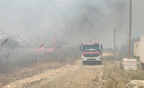 שריפה שהציתו פלסטינים מסכנת את הישוב חרמש
