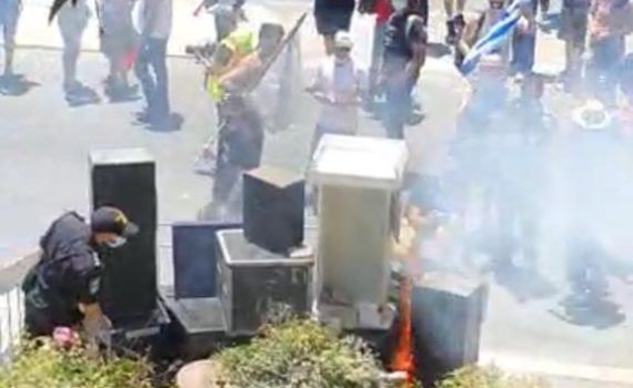 פעילים שרפו ציוד הגברה: כוחות המשטרה התערבו