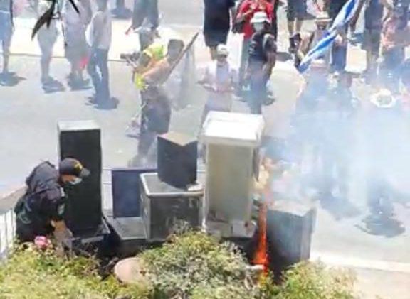 פעילים שרפו ציוד הגברה: כוחות המשטרה התערבו