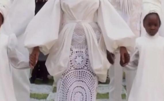 לקוחה נאמנה: ביונסה בוחרת פעם נוספת בשמלה כחול לבן