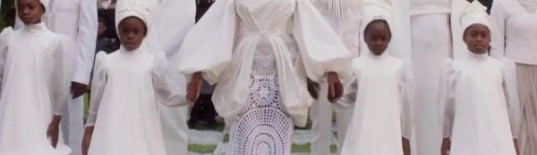 לקוחה נאמנה: ביונסה בוחרת פעם נוספת בשמלה כחול לבן