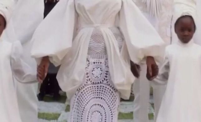  לקוחה נאמנה: ביונסה בוחרת פעם נוספת בשמלה כחול לבן