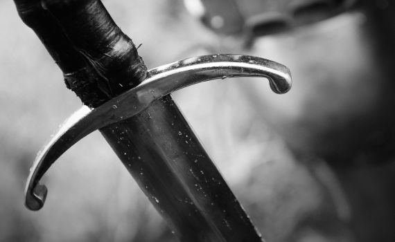 שלף חרב על אשתו וקרא: "אני אהרוג אותך"