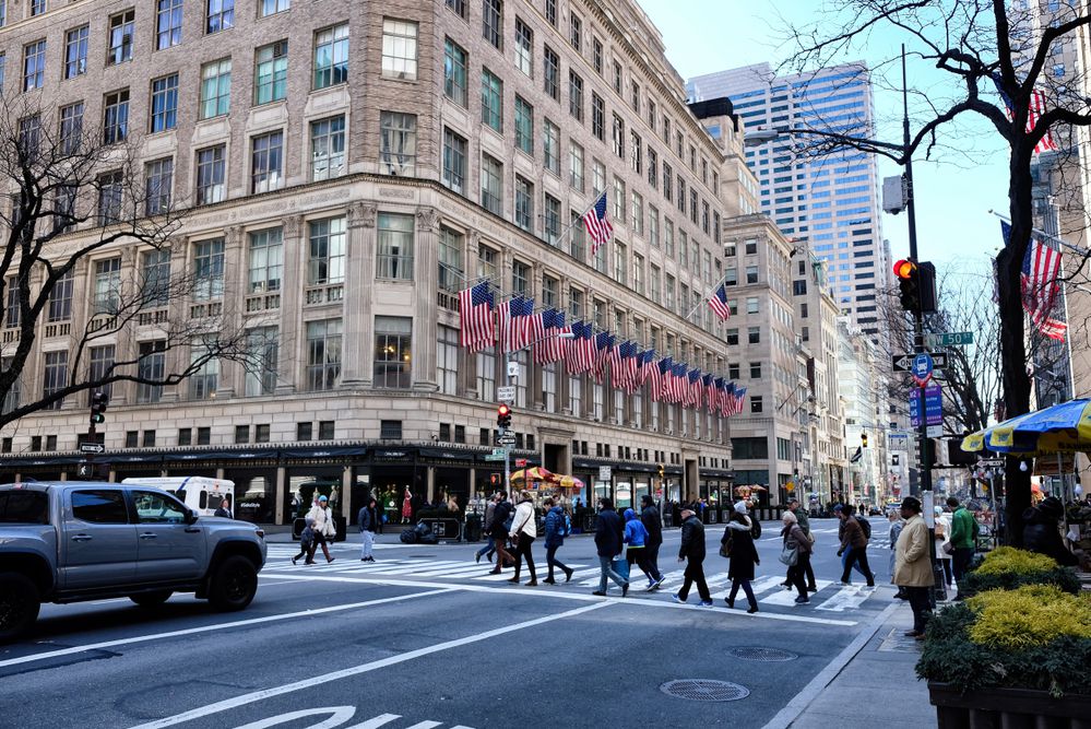 היינו כחולמים: בצל הקורונה סאקס חנות הדגל הניו יורקית נפתחת מחדש לקהל הרחב