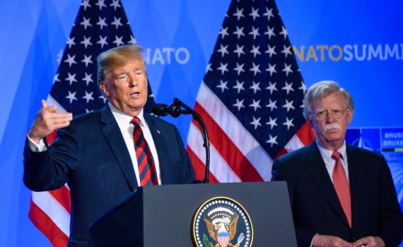 מכה לטראמפ: ספרו של ג'ון בולטון אושר לפרסום