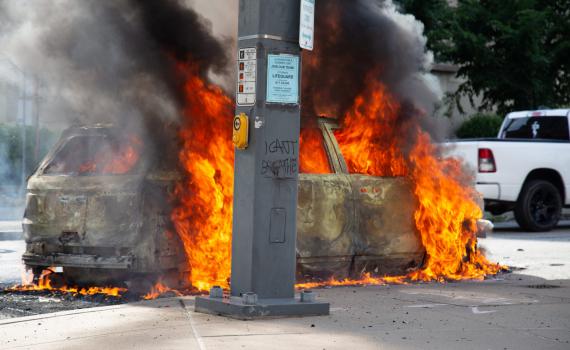 גז מדמיע על מפגינים, טראמפ תקף: "טרור מבית"