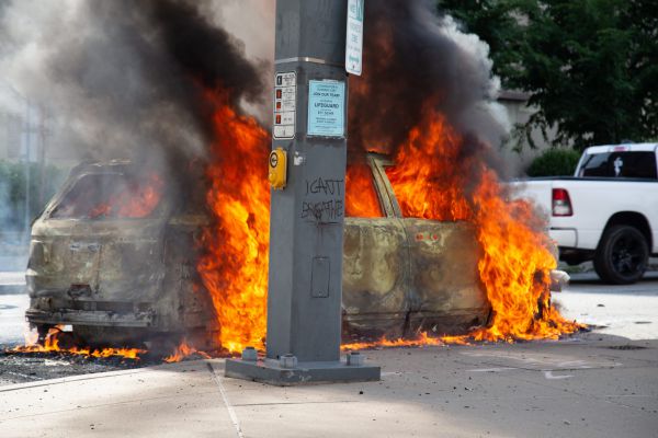 גז מדמיע על מפגינים, טראמפ תקף: "טרור מבית"