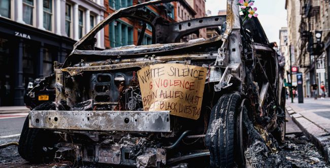 מפתיע: הזמר הסרוג בשיר מרגש על המחאות בארה"ב