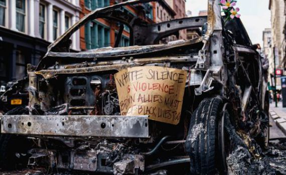 מפתיע: הזמר הסרוג בשיר מרגש על המחאות בארה"ב