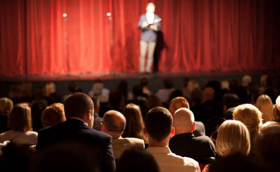 צפו: הקומיקאי נדבק בקורונה והתמוטט על הבמה