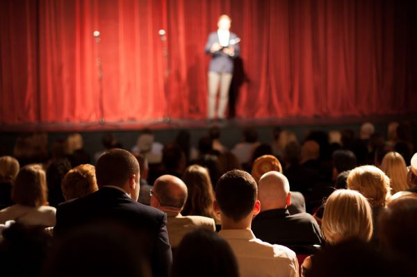 צפו: הקומיקאי נדבק בקורונה והתמוטט על הבמה