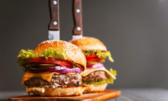  צ'יזבורגר כשר: כך תכינו המבורגר טעים (וצמחוני!)