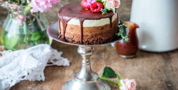 הכי נכונה לעונה: מתכון לעוגת מוס בשלושה צבעים