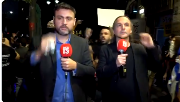 צפו: אבישי בן חיים ויוסי אלי הותקפו בשידור מההפגנה