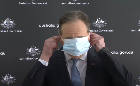 צפו: שר הבריאות האוסטרלי מסתבך בעטיית מסיכה
