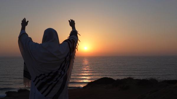 לעולה: מנכ"ל אפריקה ישראל לשעבר בשיר מחאה לימי הקורונה ׀ האזינו