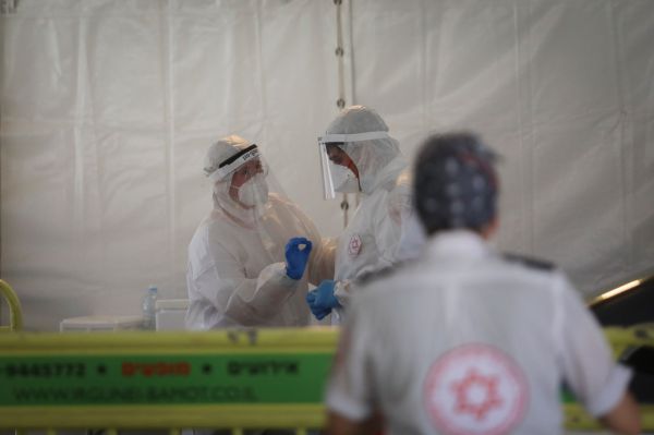 במהלך השבת: מעל 2,000 נדבקו בקורונה, 10 מתו