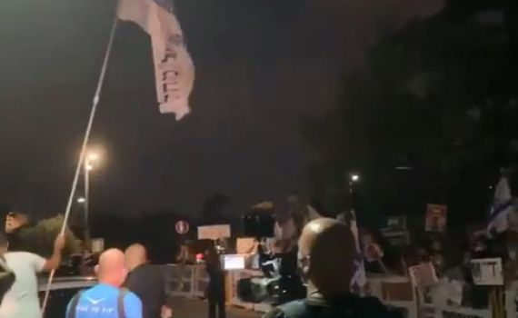 שכן של נתניהו בקיסריה יצא למפגינים עם דגל הליכוד