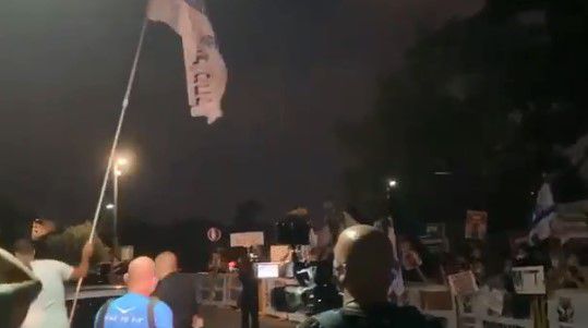 שכן של נתניהו בקיסריה יצא למפגינים עם דגל הליכוד