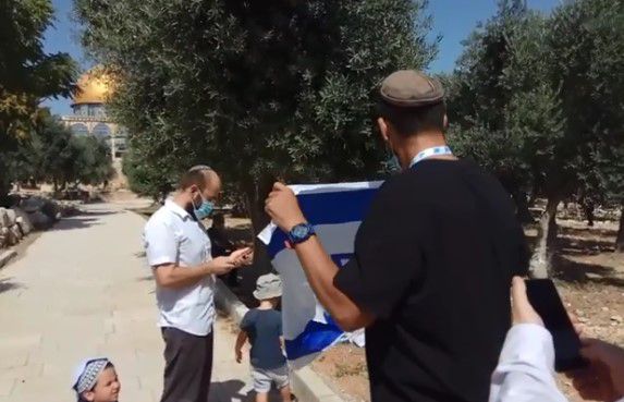 בעיצומו של תשעה באב: דגל ישראל הונף בהר הבית