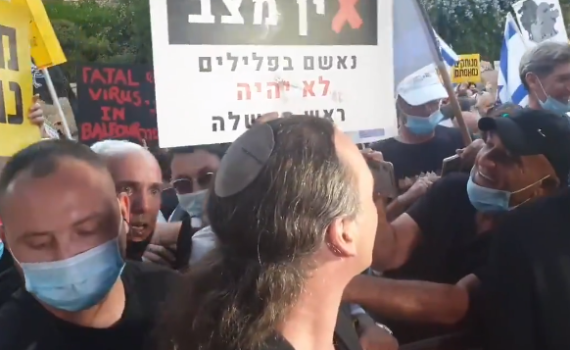 צעקות על אבישי בן חיים ותקיפת כתב בידי שוטרים