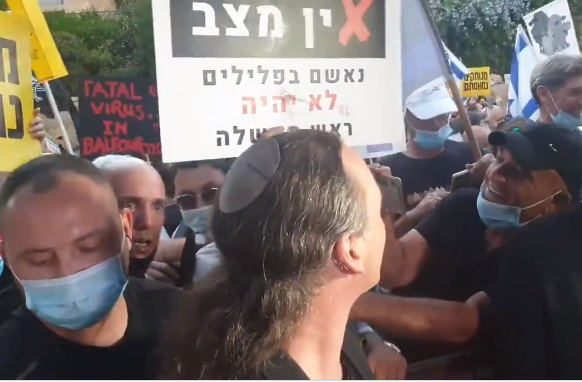 צעקות על אבישי בן חיים ותקיפת כתב בידי שוטרים