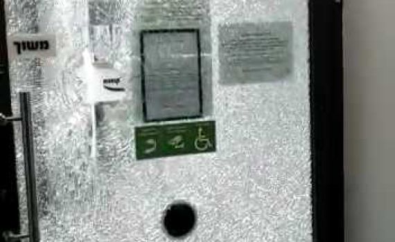 מפגינים בתל אביב מנפצים את דלת בנק דיסקונט. צפו