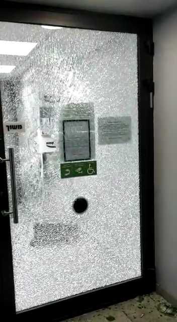 מפגינים בתל אביב מנפצים את דלת בנק דיסקונט. צפו