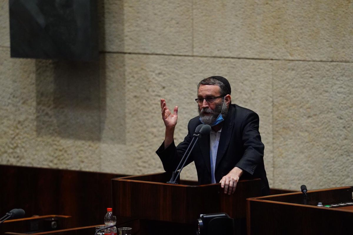 גפני תוקף: "הנדל יושב בלי כיפה, כמו פריץ, שיתבייש"