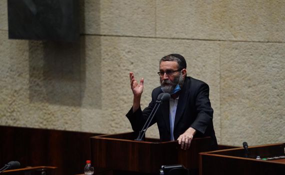 גפני תוקף: "הנדל יושב בלי כיפה, כמו פריץ, שיתבייש"