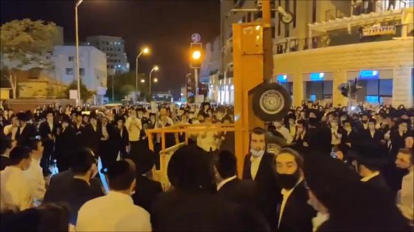 הפגנת החרדים יצאה משליטה, המשטרה מאופקת