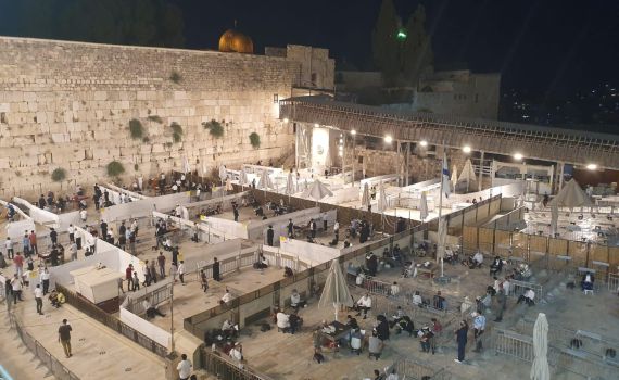 תפילת תשעה באב וקריאת איכה בכותל