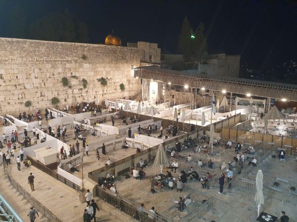 תפילת תשעה באב וקריאת איכה בכותל