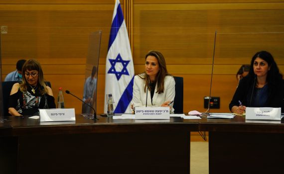 בוועדת הקורונה: למה מופעים כן ובתי כנסת לא?