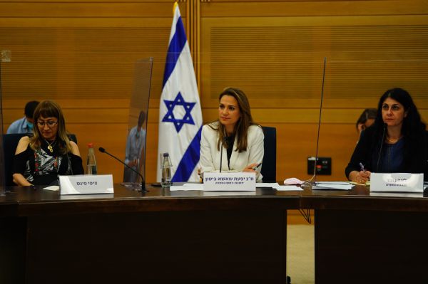 בוועדת הקורונה: למה מופעים כן ובתי כנסת לא?