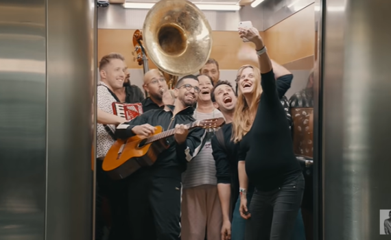 מה באמת הסיכוי להידבק בקורונה במעלית? צפו