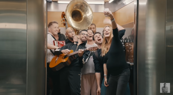 מה באמת הסיכוי להידבק בקורונה במעלית? צפו