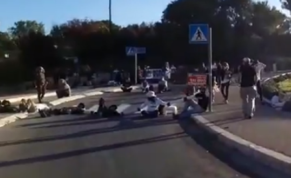 גל המחאות: מפגינים חסמו את הכניסה לכנסת הבוקר