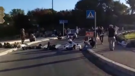 גל המחאות: מפגינים חסמו את הכניסה לכנסת הבוקר