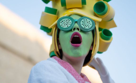 טוויסט בעלילה: מתגייסים למען אמני תיאטרון הרחוב