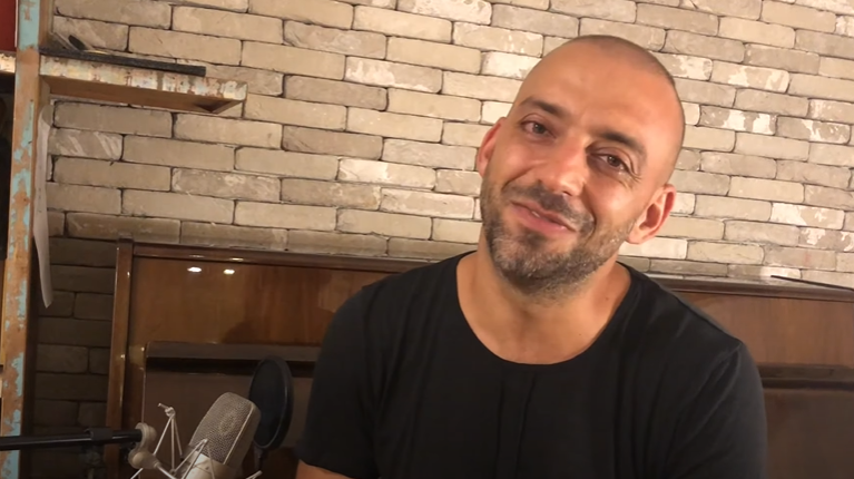 מפתיע: כשעידן רייכל הזמין את הטכנאי לשיר איתו.צפו