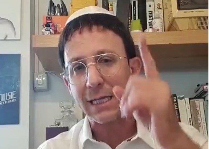 קורע: ראובן בתפילה לשלומם של הסלבס. צפו