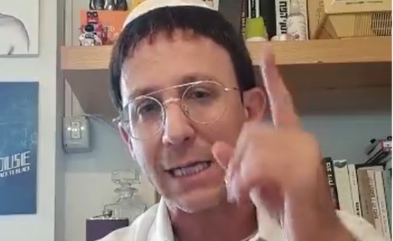 קורע: ראובן בתפילה לשלומם של הסלבס. צפו