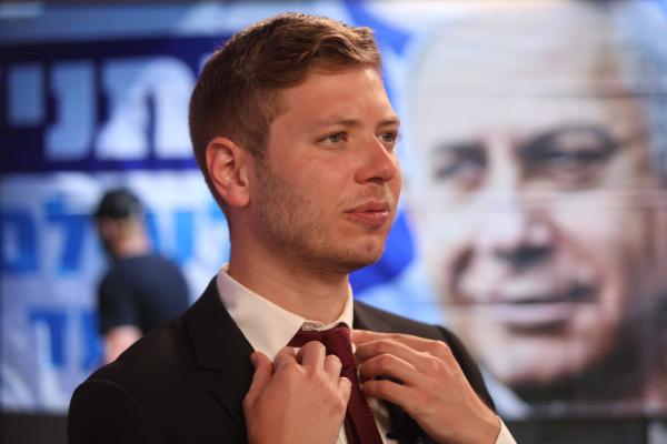 יאיר נתניהו יוצר סערה: מאשים את מפגיני קפלן בהצתת השריפות