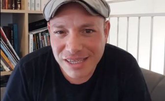 צפו: נעם יעקובסון מתגייס לטובת אישתו וחברותיה