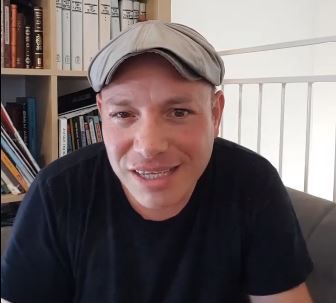 צפו: נעם יעקובסון מתגייס לטובת אישתו וחברותיה