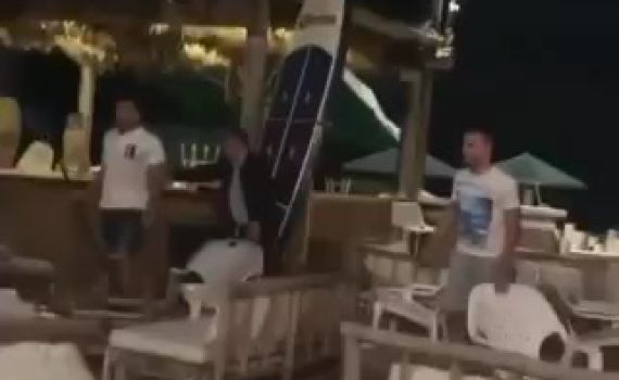 קטטה אלימה והשלכת כיסאות בחוף פולג. צפו