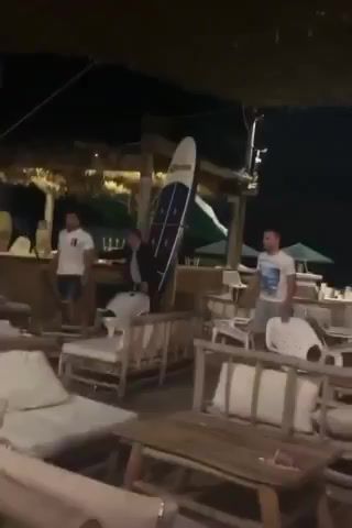 קטטה אלימה והשלכת כיסאות בחוף פולג. צפו