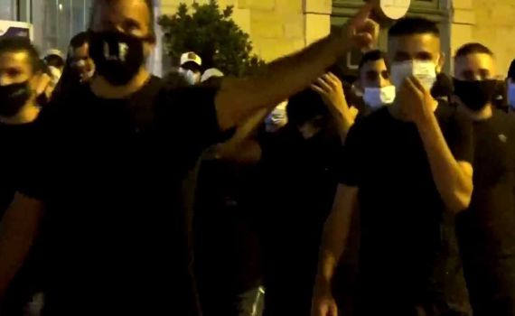 צפו: פעילי לה-פמיליה תוקפים את צלם חדשות 13