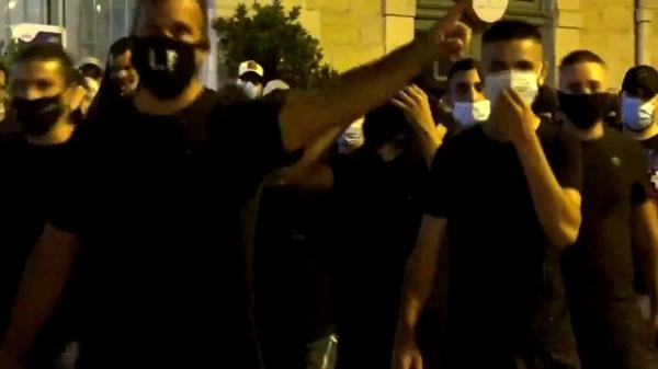 צפו: פעילי לה-פמיליה תוקפים את צלם חדשות 13